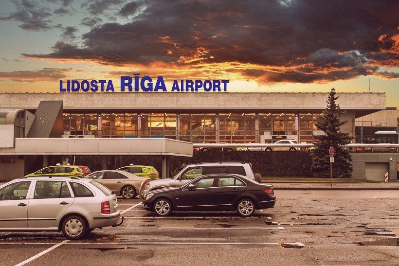 Vykstu atostogauti ne iš Lietuvos: kaip patogiai pasiekti Varšuvos ir Rygos oro uostus?