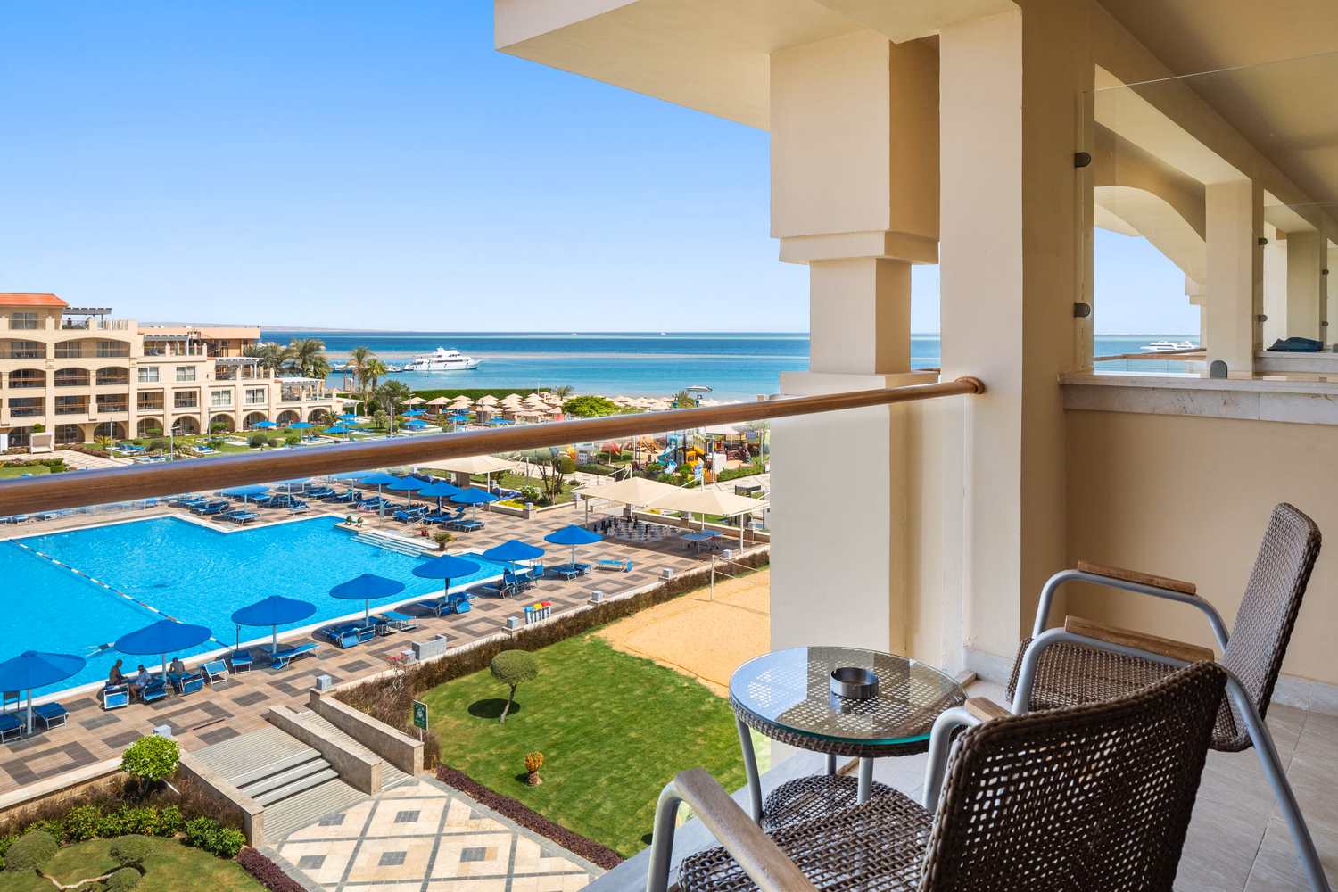 Albatros White Beach