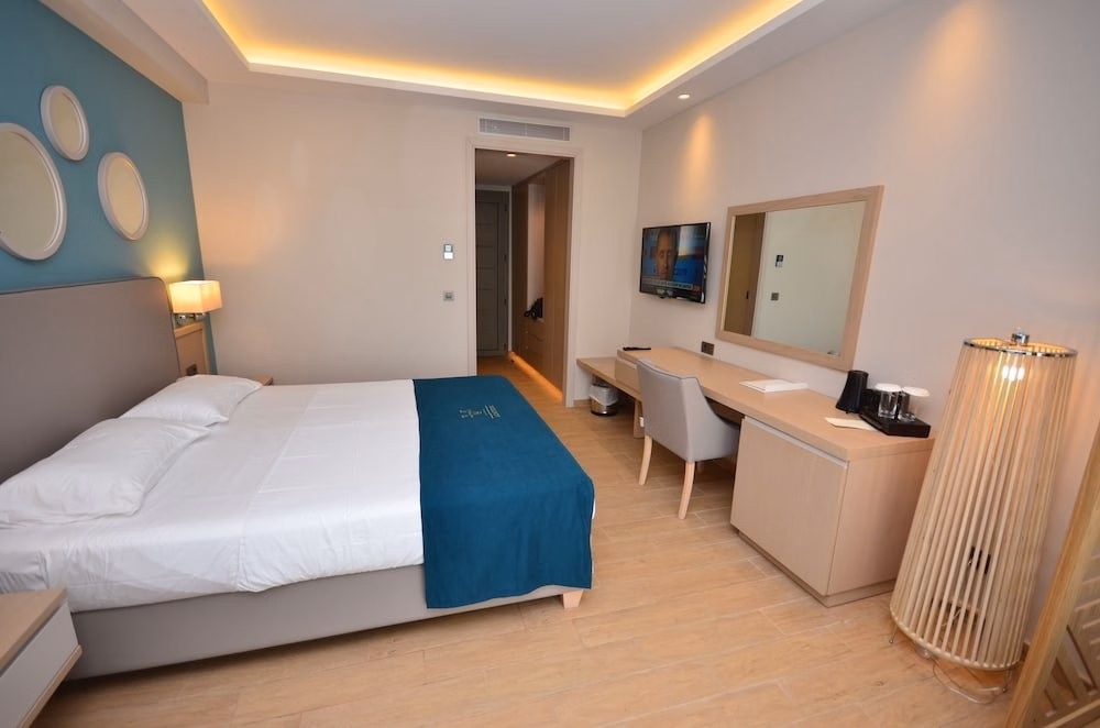 Almуros Beach Resort and Spa