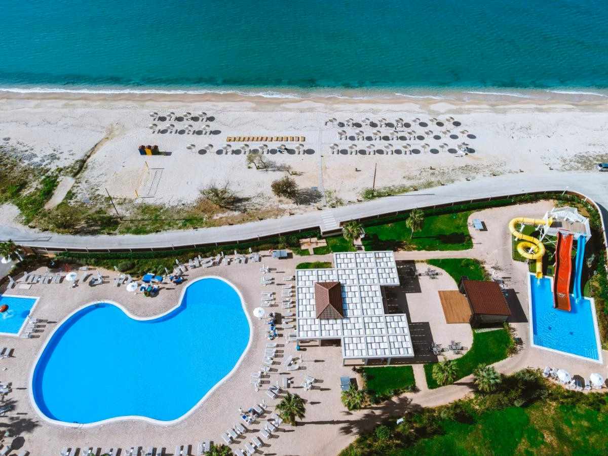 Almуros Beach Resort and Spa