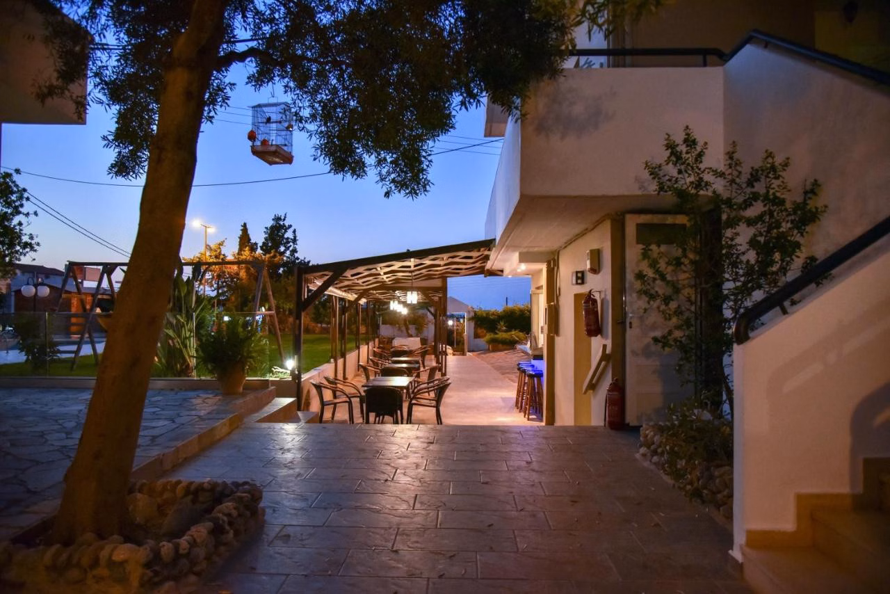 Iraklis Studios & Apartments