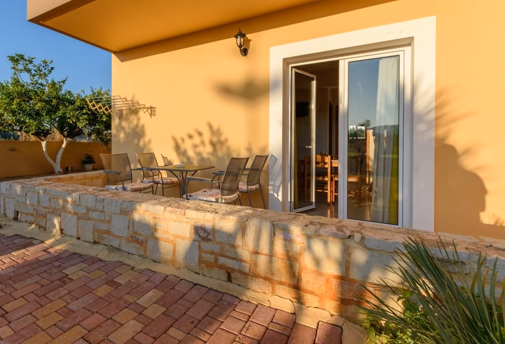 Danelis Studios and Apartments