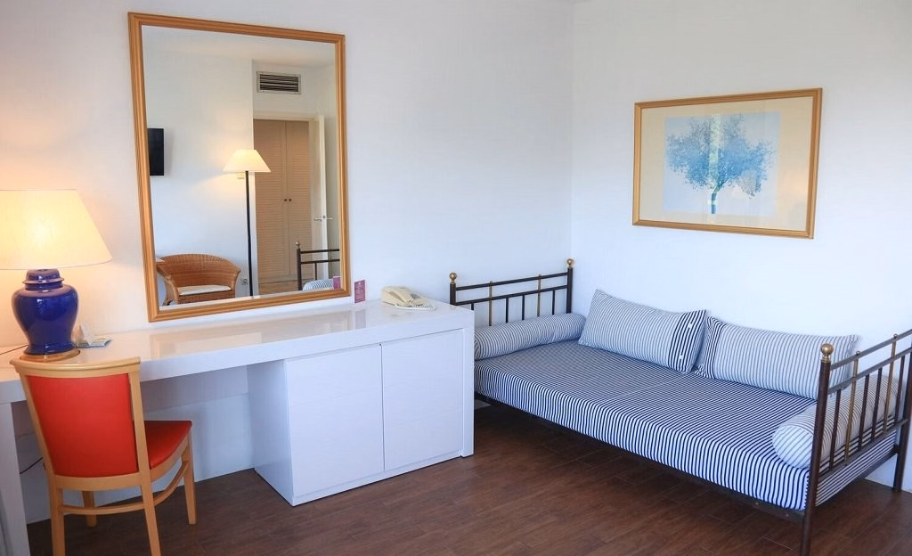 Dionysos Hotel
