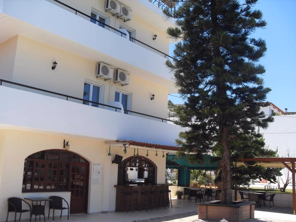Iraklis Studios & Apartments
