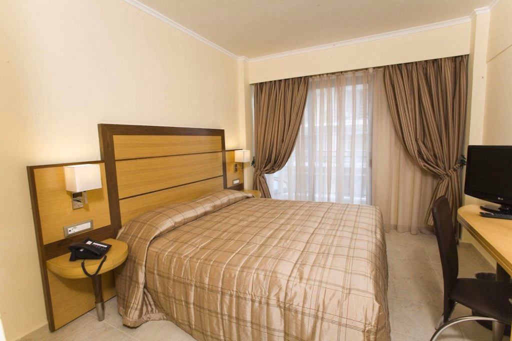 Manousos City Hotel