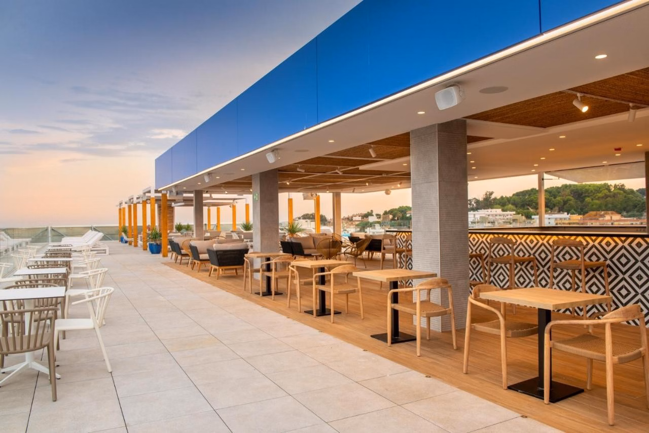 L’Azure Hotel