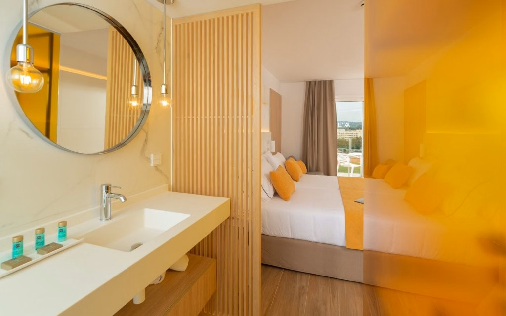 L’Azure Hotel