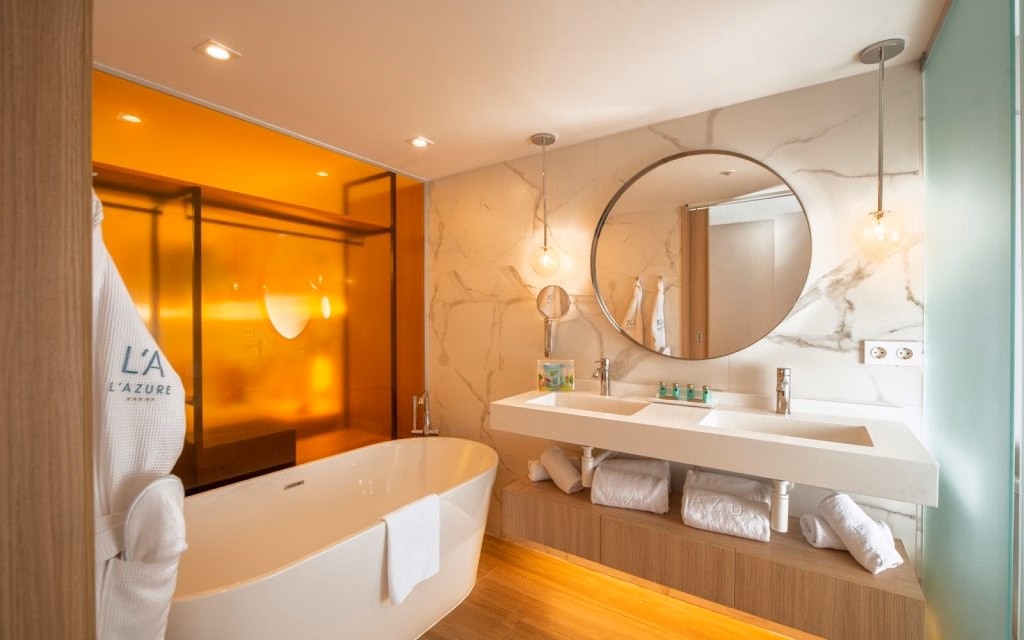 L’Azure Hotel