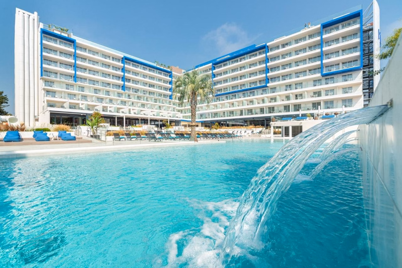 L’Azure Hotel