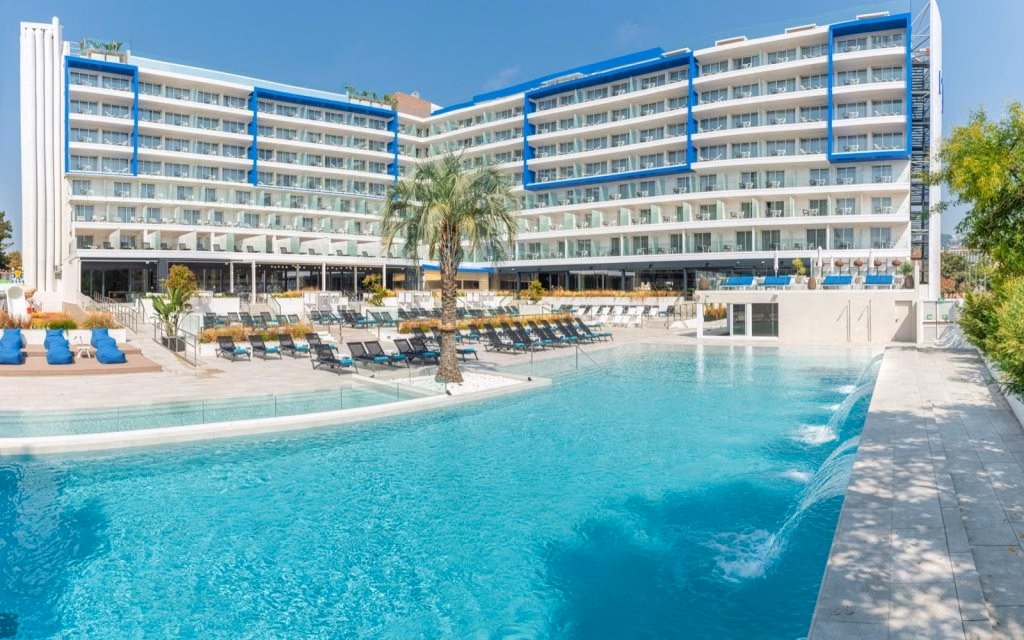 L’Azure Hotel