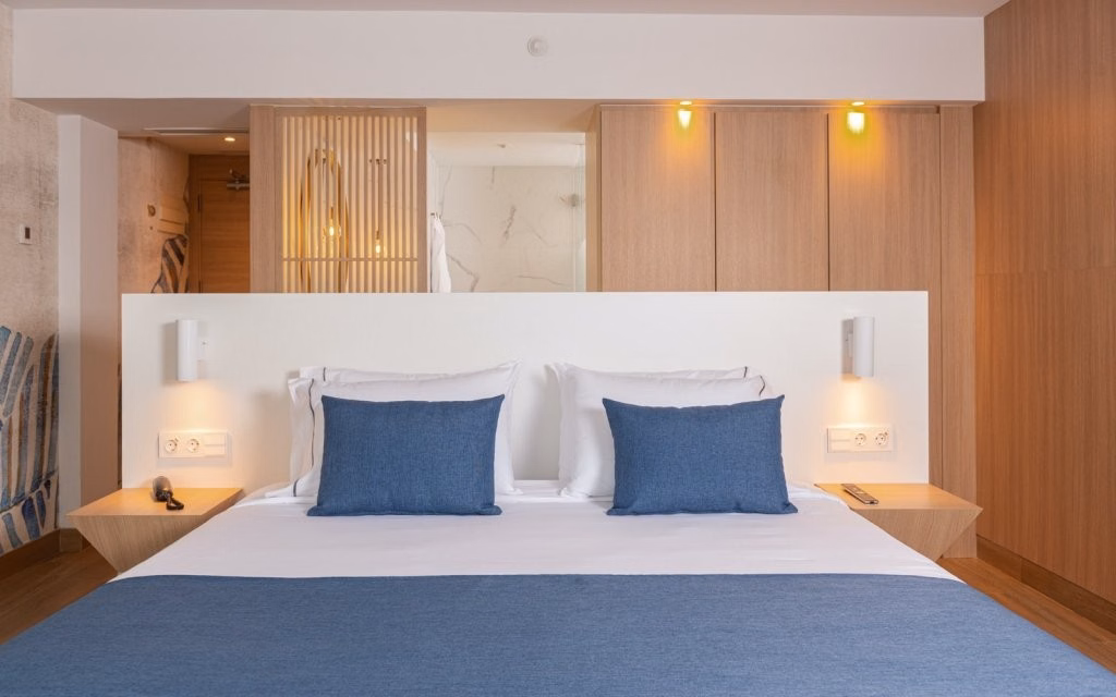 L’Azure Hotel