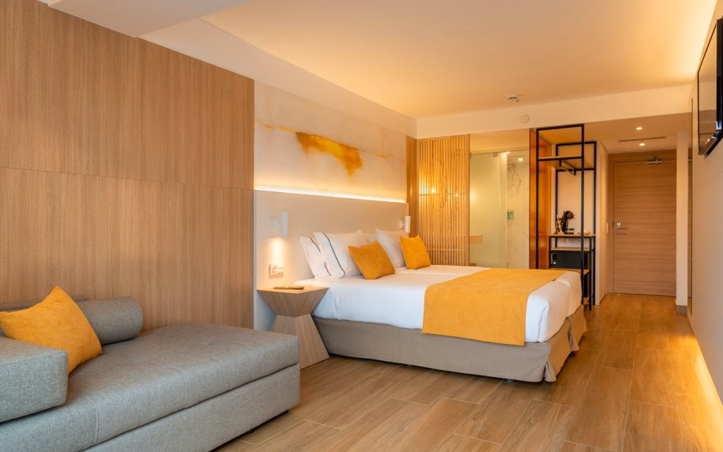 L’Azure Hotel