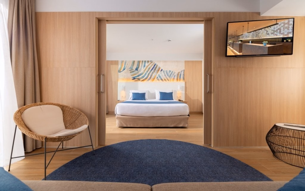 L’Azure Hotel