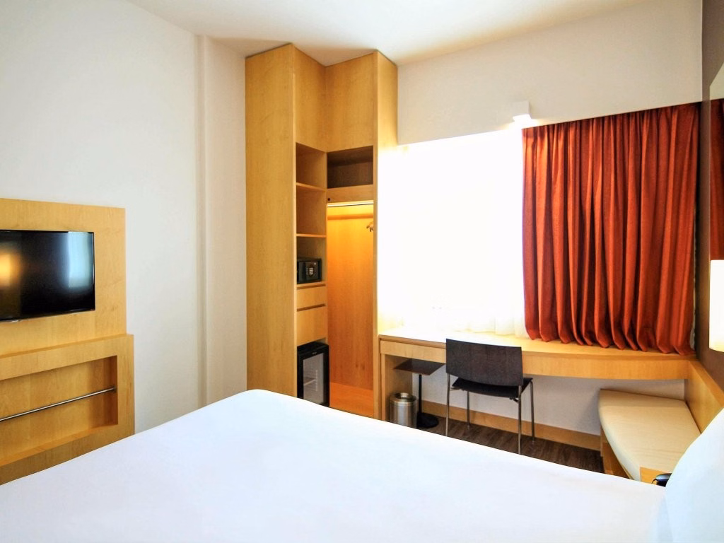 ibis One Central Hotel