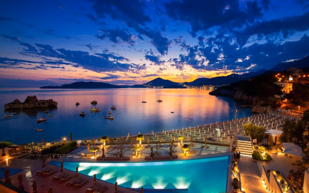 Maestral Resort & Casino