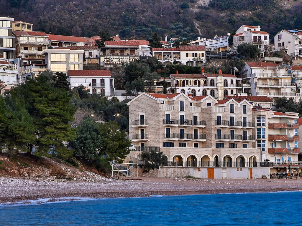 California by Aycon Hotel (+12 m.)