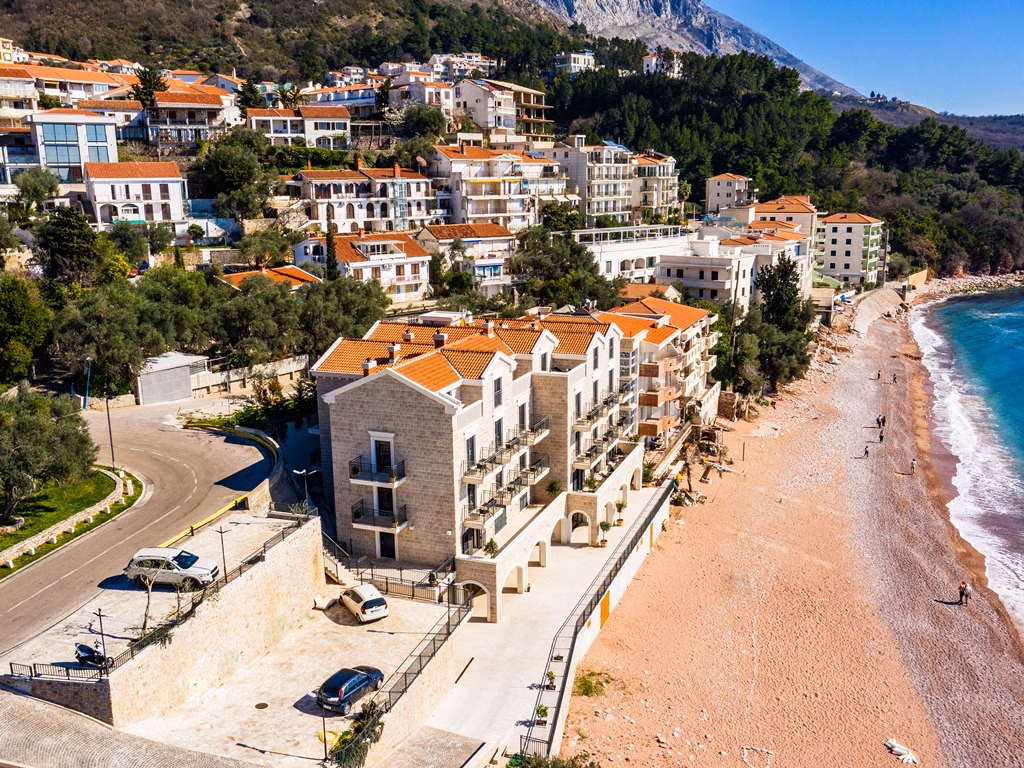 California by Aycon Hotel (+12 m.)