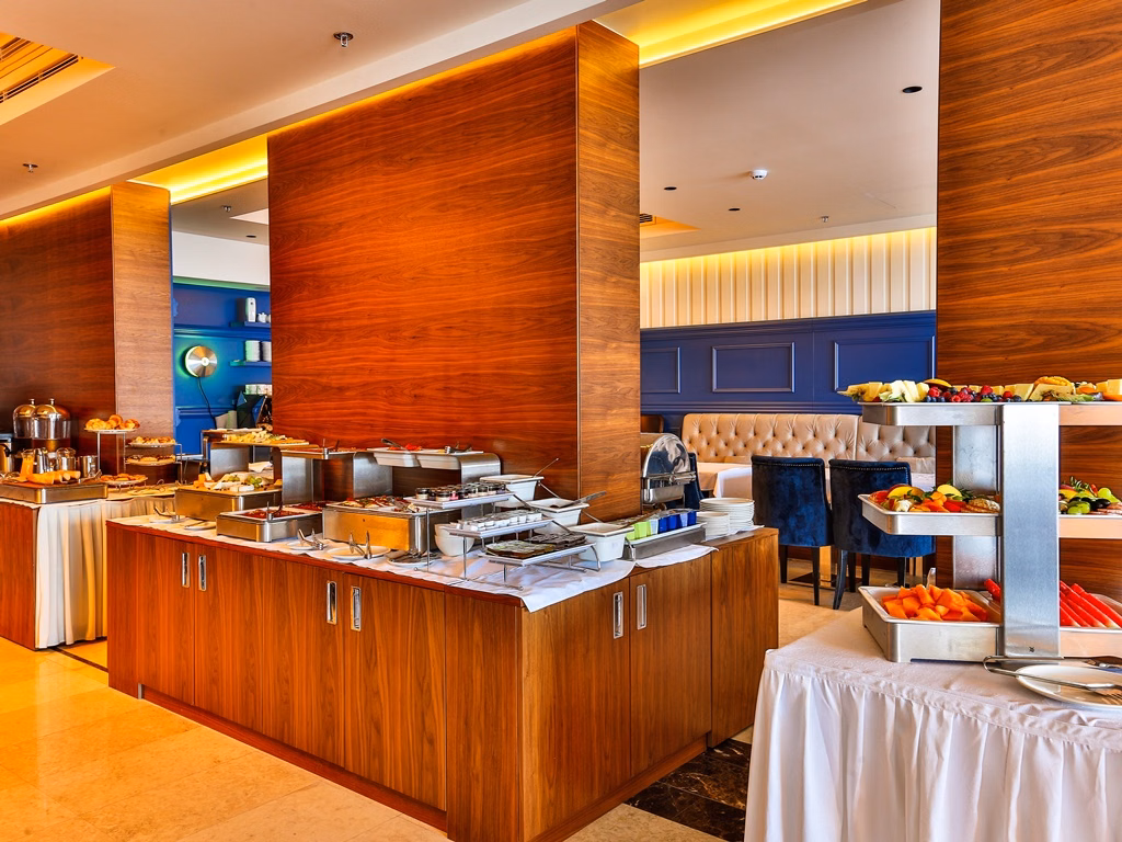 California by Aycon Hotel (+12 m.)