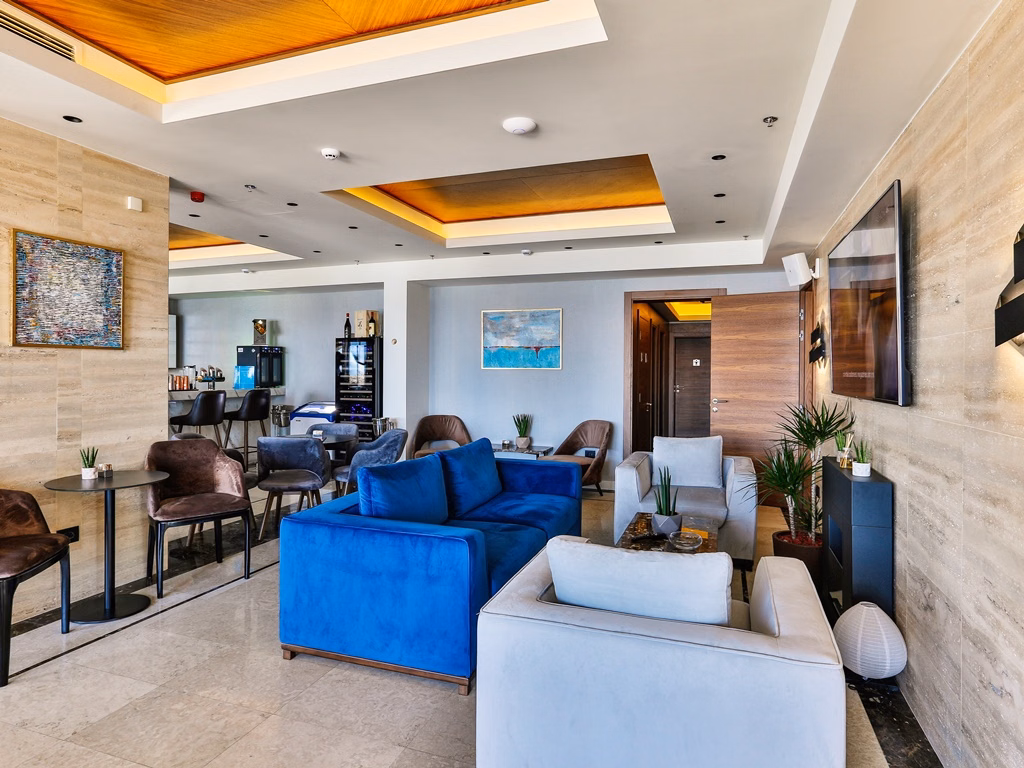 California by Aycon Hotel (+12 m.)