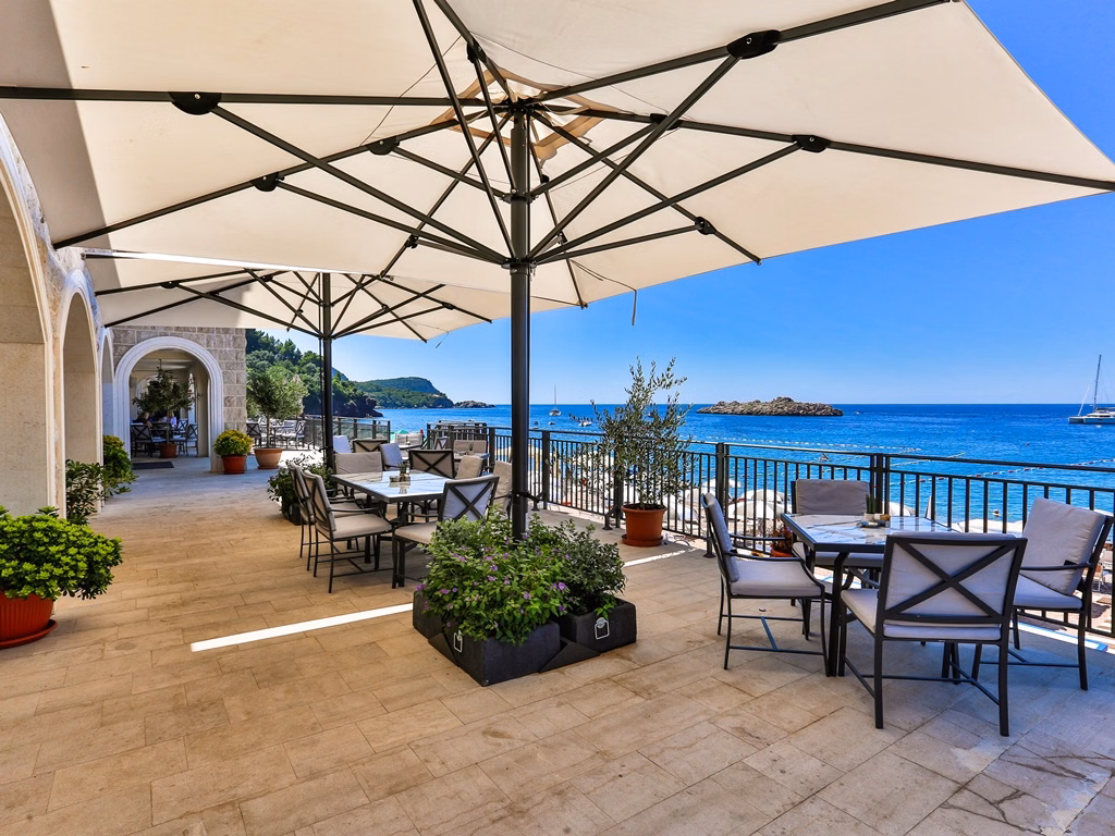California by Aycon Hotel (+12 m.)