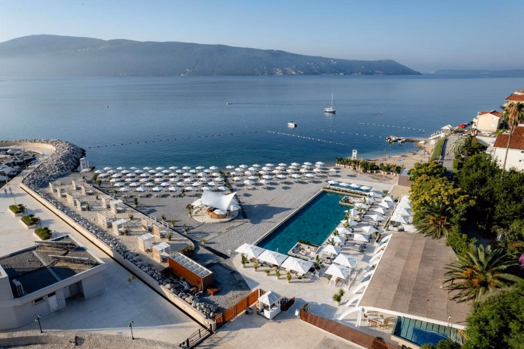 Lazure Hotel and Marina