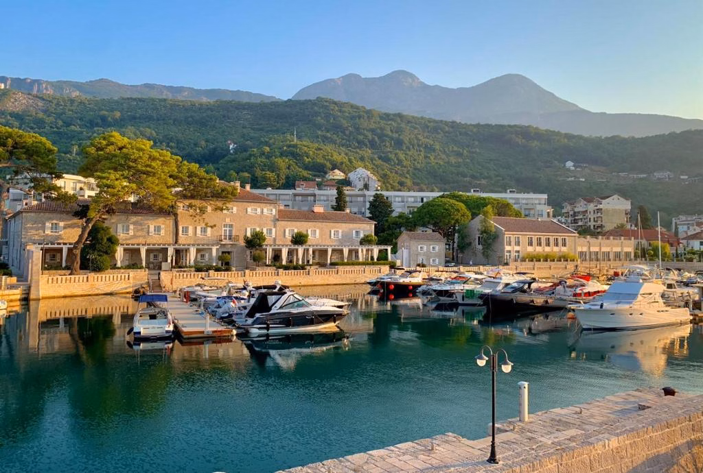 Lazure Hotel and Marina
