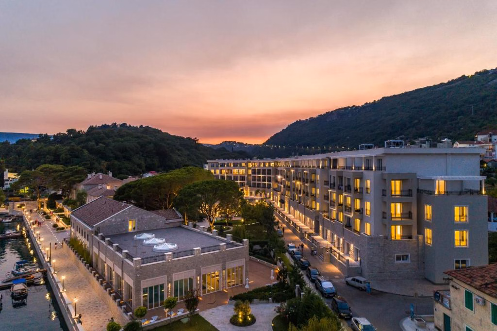 Lazure Hotel and Marina