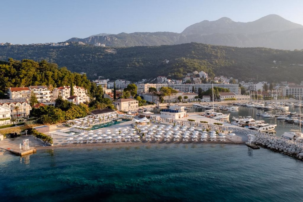 Lazure Hotel and Marina