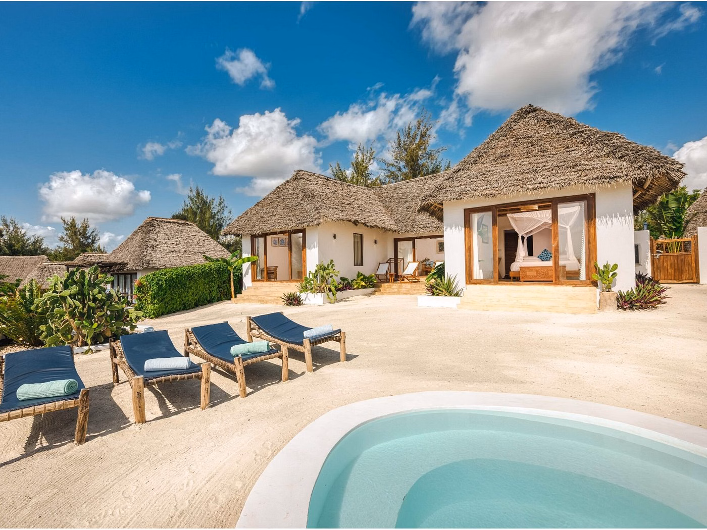 Zanbluu Beach Hotel