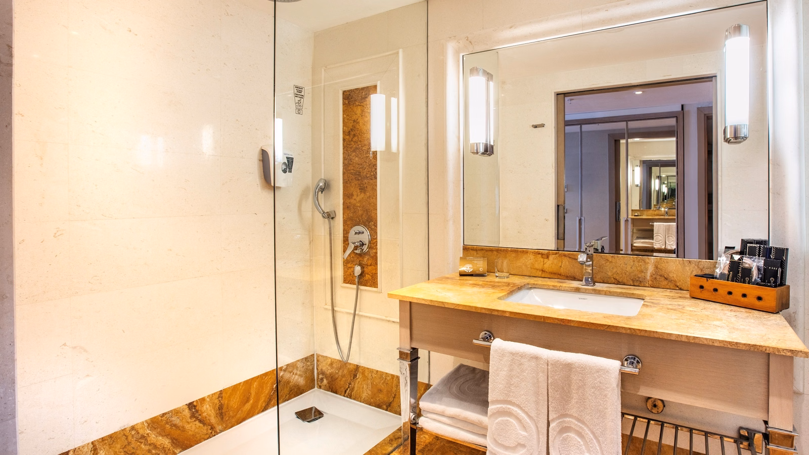 Charisma De Luxe Hotel