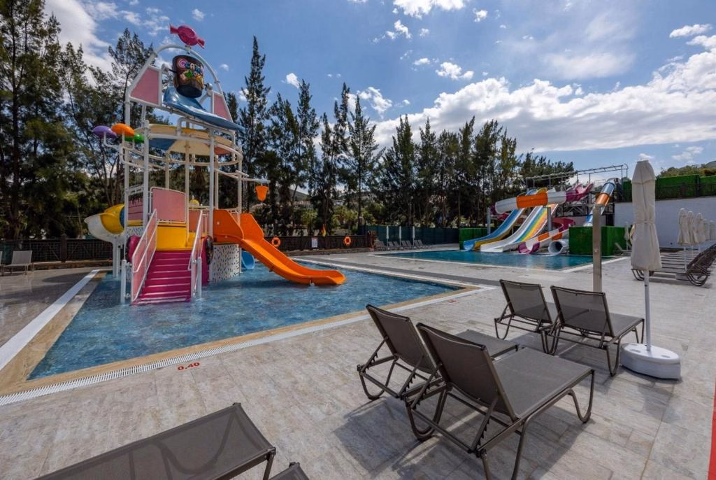 Ramada Hotel & Suites by Wyndham Kusadasi