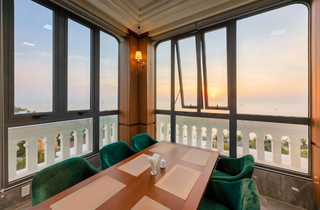 The Tahiti Beach Hotel