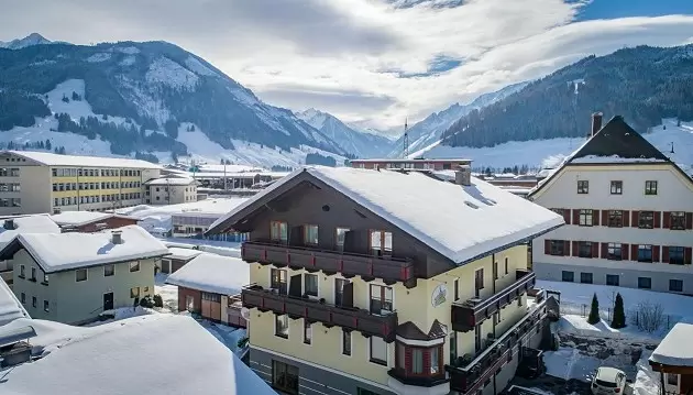 Įsimintinos slidinėjimo atostogos Austrijoje: apsistokite puikiame 3★ viešbutyje Sporthotel Kitz