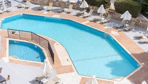 Neįpareigojančios atostogos Kipro saloje: ilsėkitės apartamentų viešbutyje Flora Hotel Apartments