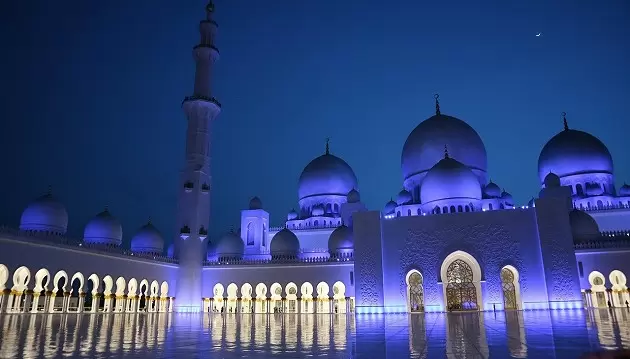 Dvi kelionės vienoje: aplankykite Dubajų ir Abu Dabį jungtinio turo metu ir ilsėkitės nuostabiuose viešbučiuose su pusryčiais