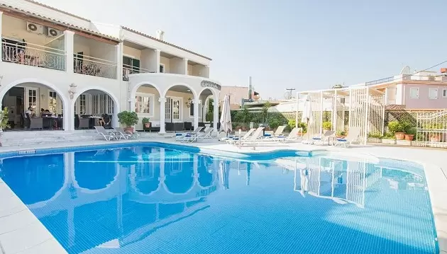 Šokame į nuotaikingas atostogas Korfu: viešnagė 4★ viešbutyje Opera Blue su pusryčiais