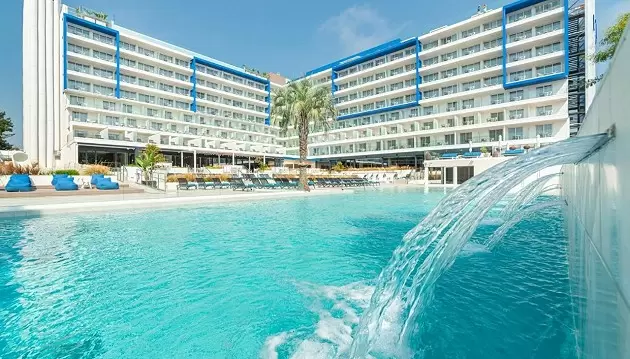 Ypatingos atostogos Kosta Bravoje: atsipalaiduokite 4★ viešbutyje L'Azure Hotel