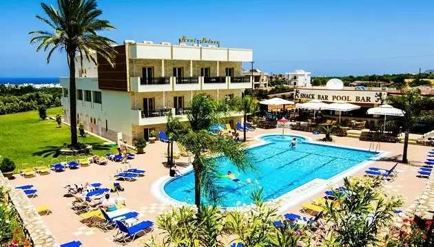 Atgaivos gurkšnis Kretoje: keliaukite atostogų į 3★ viešbutį Real Palace