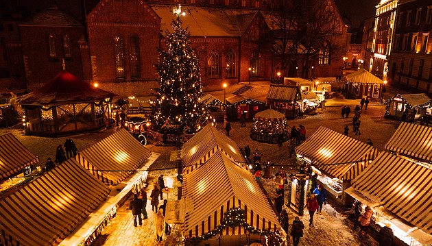 Kalėdinės lemputės ir žėrinti eglė Niurnberge: 3★ Centro Hotel Nürnberg viešbutyje už 290€