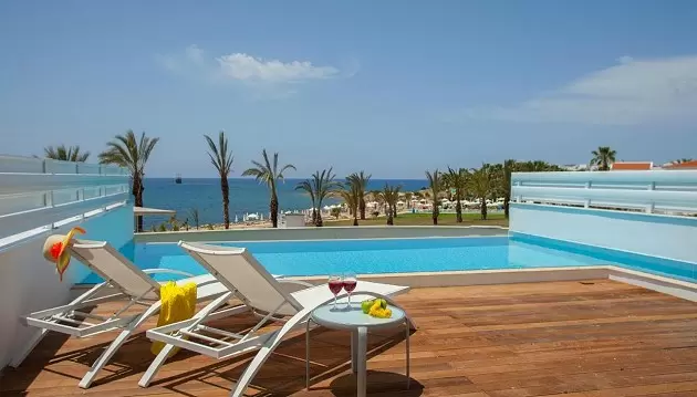 Komfortiškai pailsėkite Kipre: atostogos 5★ viešbutyje King Evelthon Beach Hotel