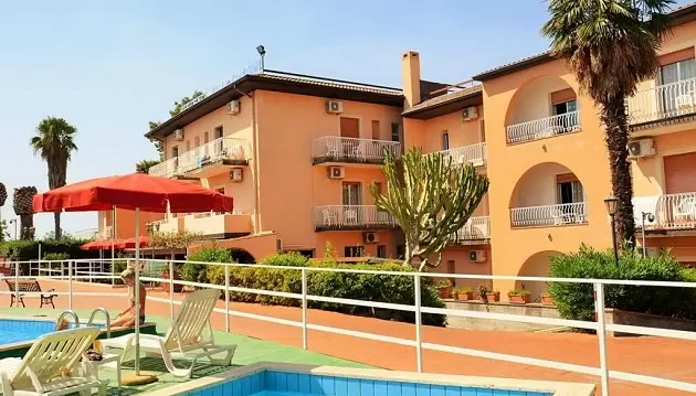 Apsistokite Sicilijoje ir mėgaukitės saulėtomis atostogomis: poilsis 3★ viešbutyje Villa Giardini Residence