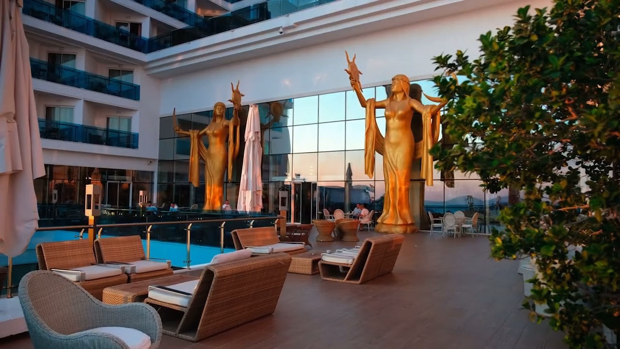 Azura Deluxe Resort & Spa